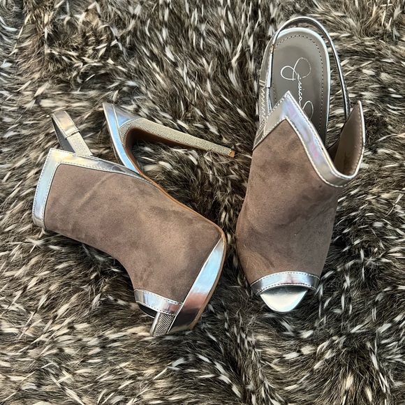 Jessica Simpson Silver and Taupe Heels - Picture 1 of 4
